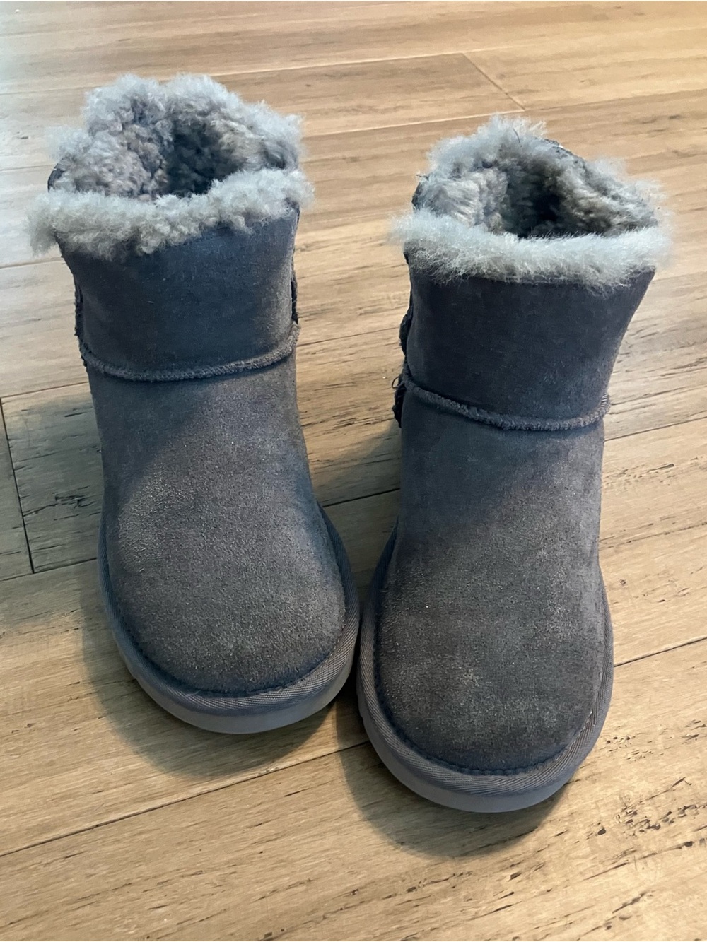 UGG Koolaburra women’s beret suede flat fur lined winter boots. Size 36/5.5